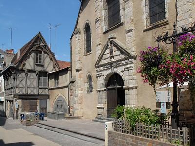 Montluçon - Immobilier - CENTURY 21 Pasquet Immobilier - place et l'église Saint-Pierre