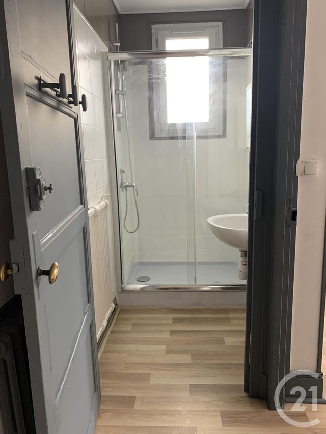 Afficher la photo en grand Appartement F4 à louer - 4 pièces - 80.0 m2 - MONTLUCON - 03 - AUVERGNE - Century 21 Pasquet Immobilier