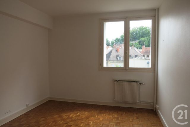 Afficher la photo en grand Appartement F4 à louer - 4 pièces - 109.0 m2 - MONTLUCON - 03 - AUVERGNE - Century 21 Pasquet Immobilier