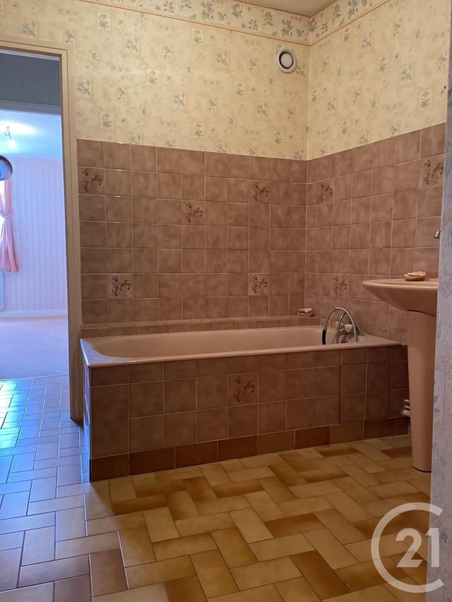 Appartement F3 à vendre - 3 pièces - 72.45 m2 - MONTLUCON - 03 - AUVERGNE - Century 21 Pasquet Immobilier Appartement F3 à vendre - 3 pièces - 72.45 m2 - MONTLUCON - 03 - AUVERGNE - Century 21 Pasquet Immobilier