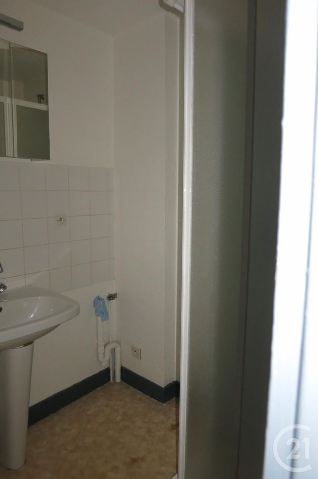 Appartement F2 à louer - 2 pièces - 25.0 m2 - MONTLUCON - 03 - AUVERGNE - Century 21 Pasquet Immobilier Appartement F2 à louer - 2 pièces - 25.0 m2 - MONTLUCON - 03 - AUVERGNE - Century 21 Pasquet Immobilier
