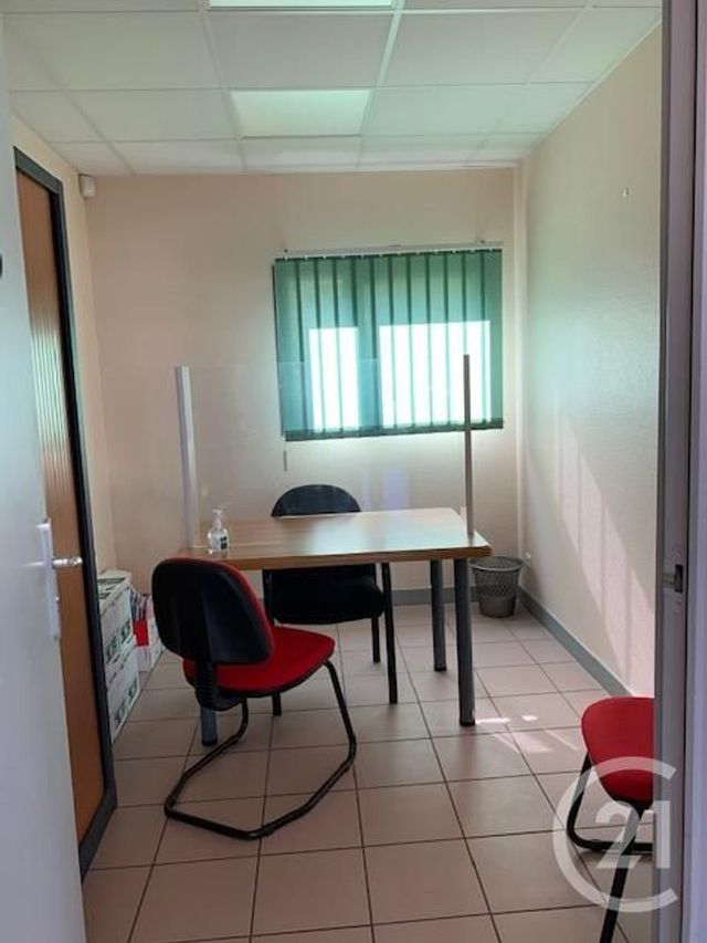Afficher la photo en grand commerce à louer - 56.4 m2 - DESERTINES - 03 - AUVERGNE - Century 21 Pasquet Immobilier