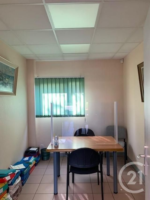 Afficher la photo en grand commerce à louer - 56.4 m2 - DESERTINES - 03 - AUVERGNE - Century 21 Pasquet Immobilier