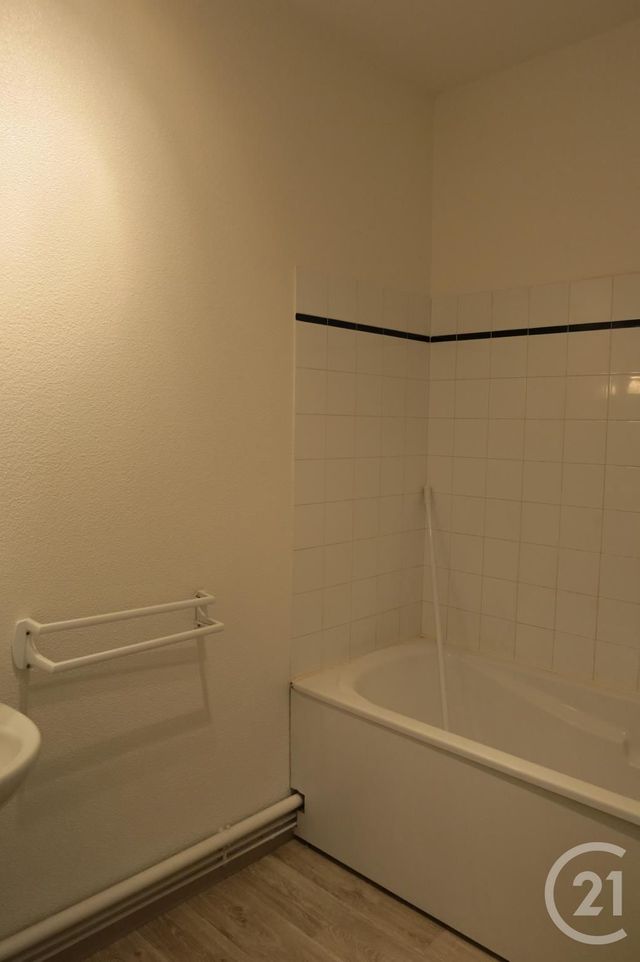 Afficher la photo en grand Appartement F2 à louer - 2 pièces - 40.0 m2 - MONTLUCON - 03 - AUVERGNE - Century 21 Pasquet Immobilier
