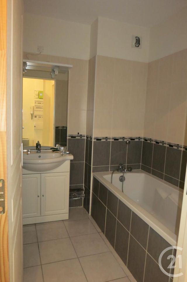 Afficher la photo en grand Appartement F2 à louer - 2 pièces - 38.0 m2 - MONTLUCON - 03 - AUVERGNE - Century 21 Pasquet Immobilier