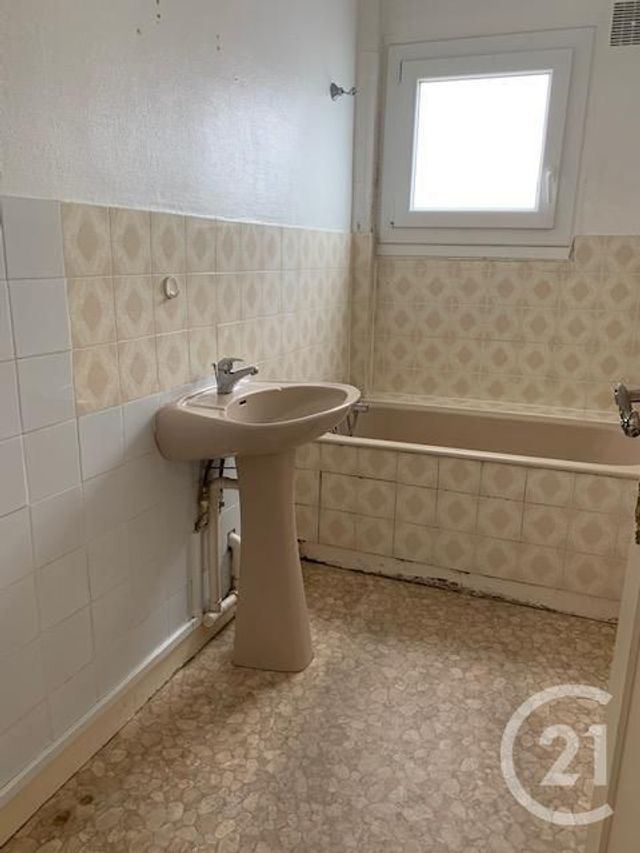 Afficher la photo en grand Appartement F3 à louer - 3 pièces - 66.11 m2 - MONTLUCON - 03 - AUVERGNE - Century 21 Pasquet Immobilier