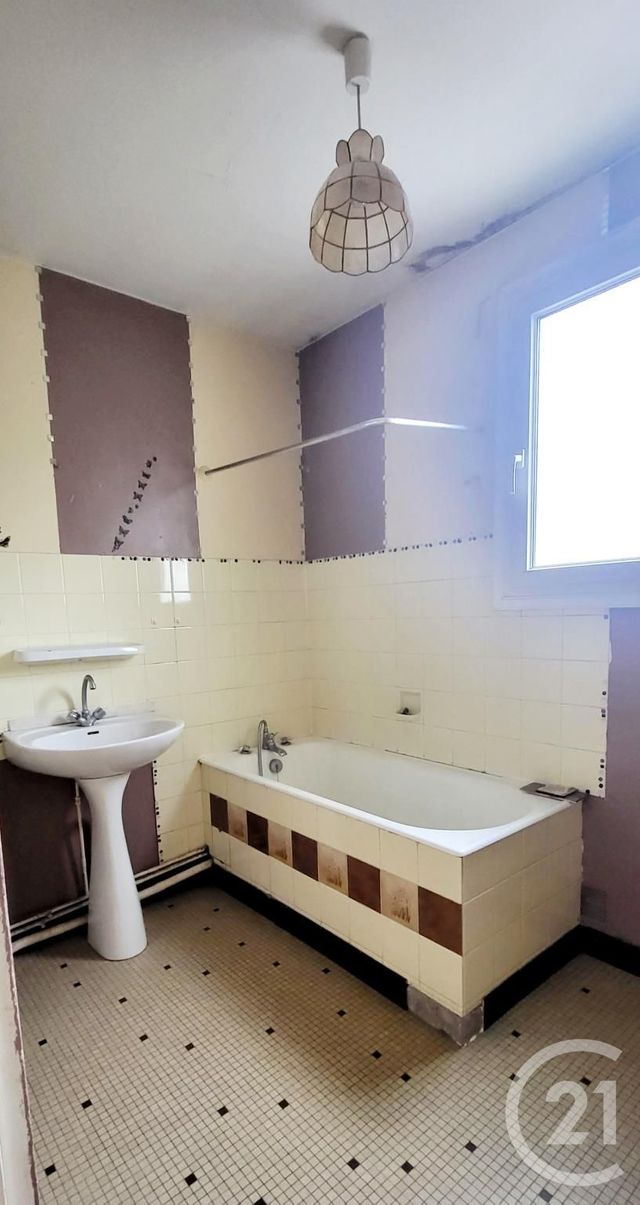 Afficher la photo en grand Appartement F3 à vendre - 3 pièces - 66.57 m2 - MONTLUCON - 03 - AUVERGNE - Century 21 Pasquet Immobilier