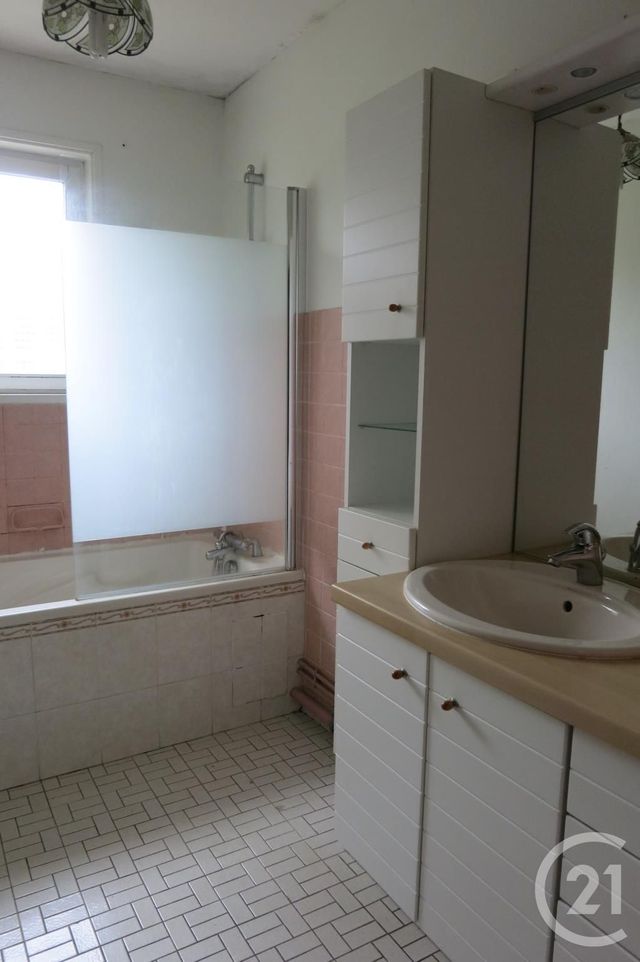 Appartement F3 à vendre - 3 pièces - 67.72 m2 - MONTLUCON - 03 - AUVERGNE - Century 21 Pasquet Immobilier