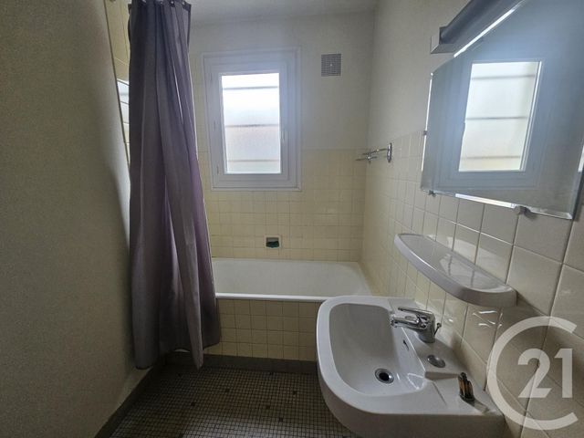 Appartement F3 bis à louer - 3 pièces - 68.52 m2 - DOMERAT - 03 - AUVERGNE - Century 21 Pasquet Immobilier