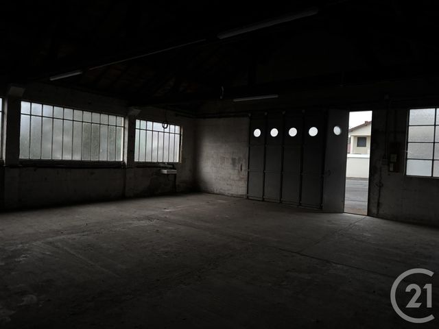 Afficher la photo en grand parking à louer - 190.0 m2 - MONTLUCON - 03 - AUVERGNE - Century 21 Pasquet Immobilier