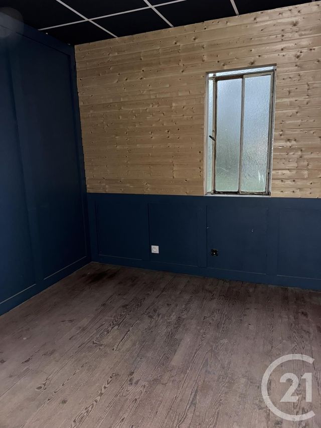 Afficher la photo en grand parking à louer - 190.0 m2 - MONTLUCON - 03 - AUVERGNE - Century 21 Pasquet Immobilier