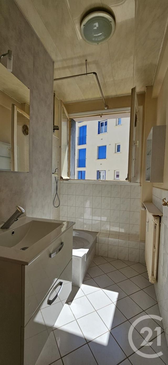 Appartement F3 à vendre - 3 pièces - 58.71 m2 - MONTLUCON - 03 - AUVERGNE - Century 21 Pasquet Immobilier