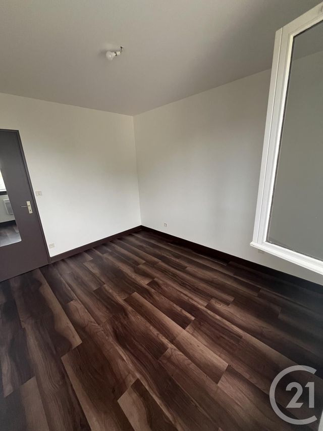 Afficher la photo en grand Appartement F3 à louer - 3 pièces - 75.0 m2 - MONTLUCON - 03 - AUVERGNE - Century 21 Pasquet Immobilier