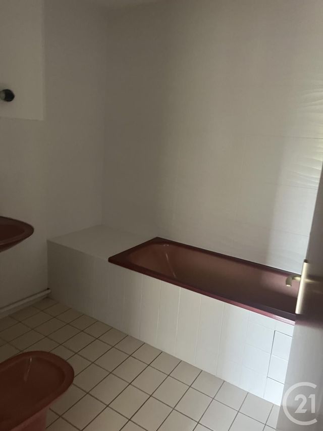 Afficher la photo en grand Appartement F3 à louer - 3 pièces - 75.0 m2 - MONTLUCON - 03 - AUVERGNE - Century 21 Pasquet Immobilier