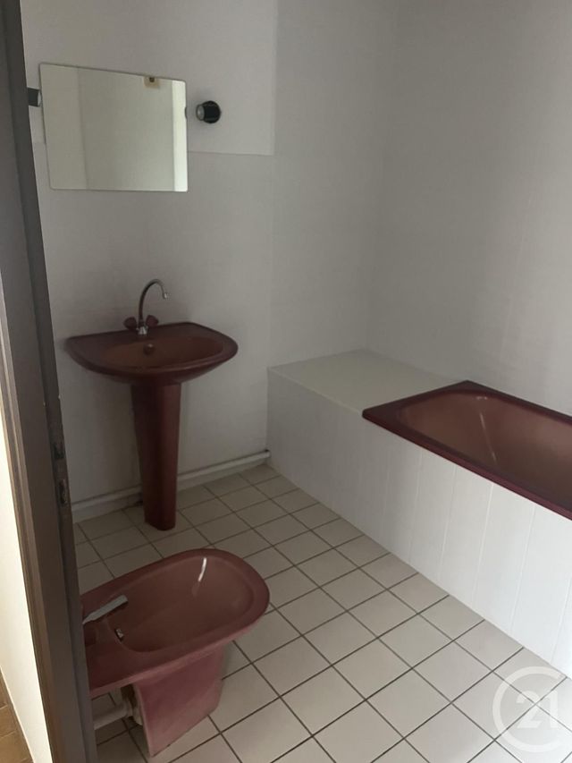 Afficher la photo en grand Appartement F3 à louer - 3 pièces - 75.0 m2 - MONTLUCON - 03 - AUVERGNE - Century 21 Pasquet Immobilier