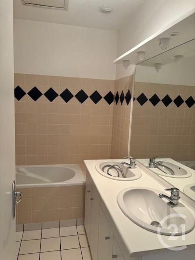 Afficher la photo en grand Appartement Autre à louer - 3 pièces - 61.0 m2 - NERIS LES BAINS - 03 - AUVERGNE - Century 21 Pasquet Immobilier