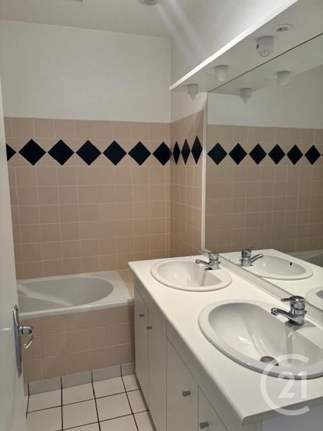 Afficher la photo en grand Appartement Autre à louer - 3 pièces - 61.0 m2 - NERIS LES BAINS - 03 - AUVERGNE - Century 21 Pasquet Immobilier