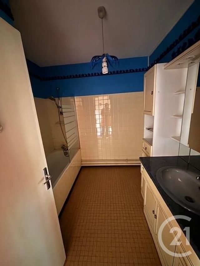 Appartement F3 à louer - 3 pièces - 70.0 m2 - MONTLUCON - 03 - AUVERGNE - Century 21 Pasquet Immobilier