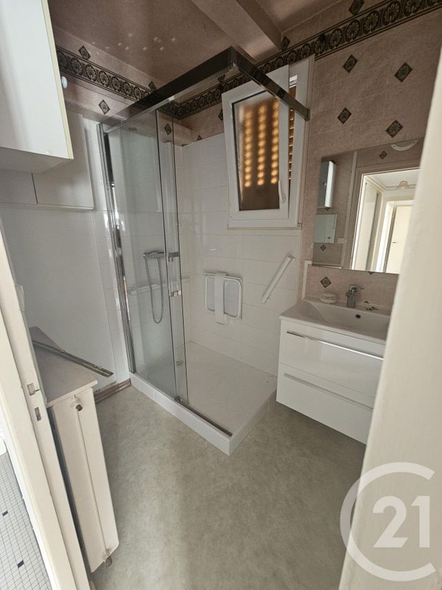 Appartement F3 à louer - 3 pièces - 70.0 m2 - MONTLUCON - 03 - AUVERGNE - Century 21 Pasquet Immobilier