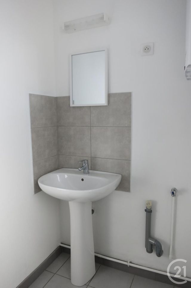 Appartement F2 à louer - 2 pièces - 37.0 m2 - MONTLUCON - 03 - AUVERGNE - Century 21 Pasquet Immobilier