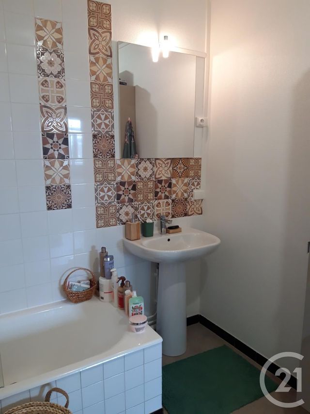 Appartement F2 à louer - 2 pièces - 49.0 m2 - MONTLUCON - 03 - AUVERGNE - Century 21 Pasquet Immobilier