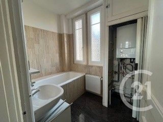 Appartement T3 à louer - 3 pièces - 76.0 m2 - MONTLUCON - 03 - AUVERGNE - Century 21 Pasquet Immobilier