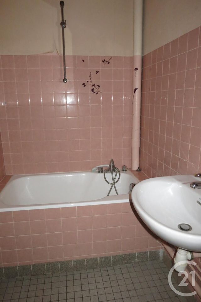 Appartement F1 à louer - 1 pièce - 35.0 m2 - COMMENTRY - 03 - AUVERGNE - Century 21 Pasquet Immobilier