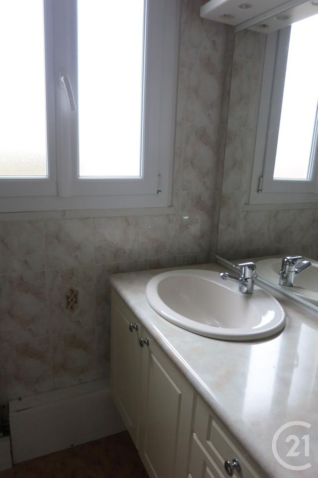 Appartement à louer - 3 pièces - 66.0 m2 - MONTLUCON - 03 - AUVERGNE - Century 21 Pasquet Immobilier