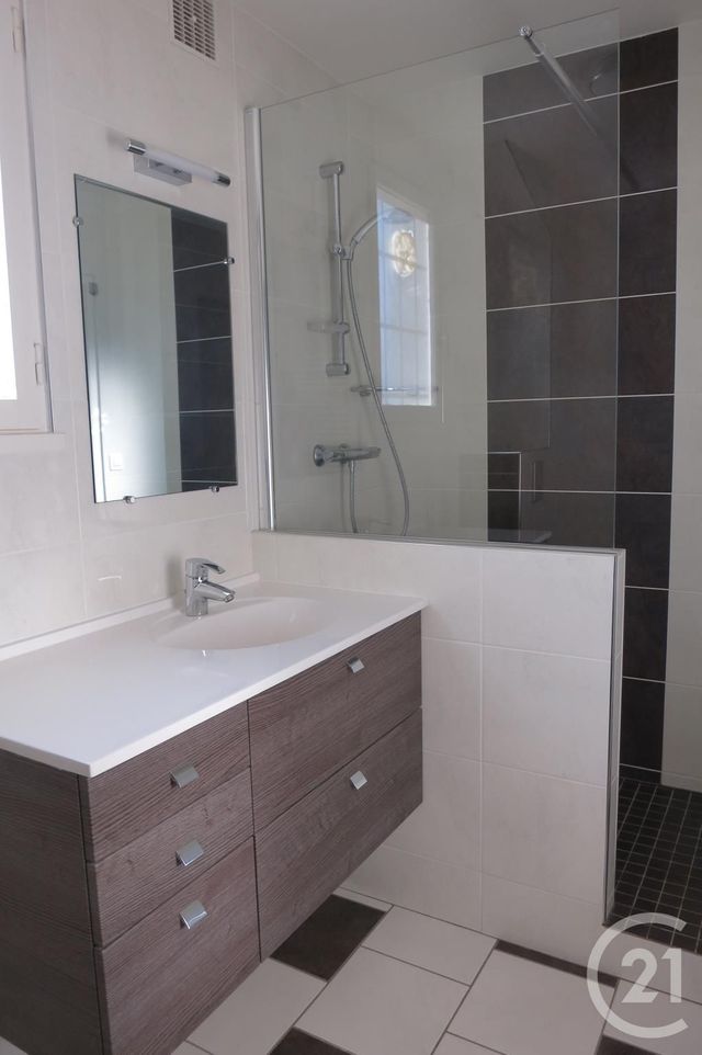 Appartement F2 à louer - 2 pièces - 52.38 m2 - MONTLUCON - 03 - AUVERGNE - Century 21 Pasquet Immobilier