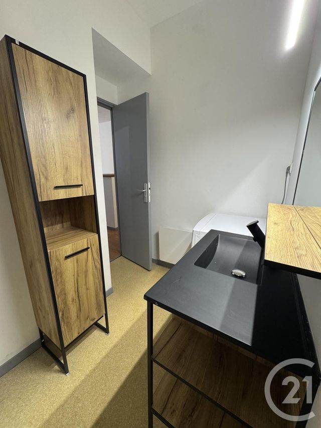 Appartement F1 bis à louer - 2 pièces - 42.8 m2 - MONTLUCON - 03 - AUVERGNE - Century 21 Pasquet Immobilier