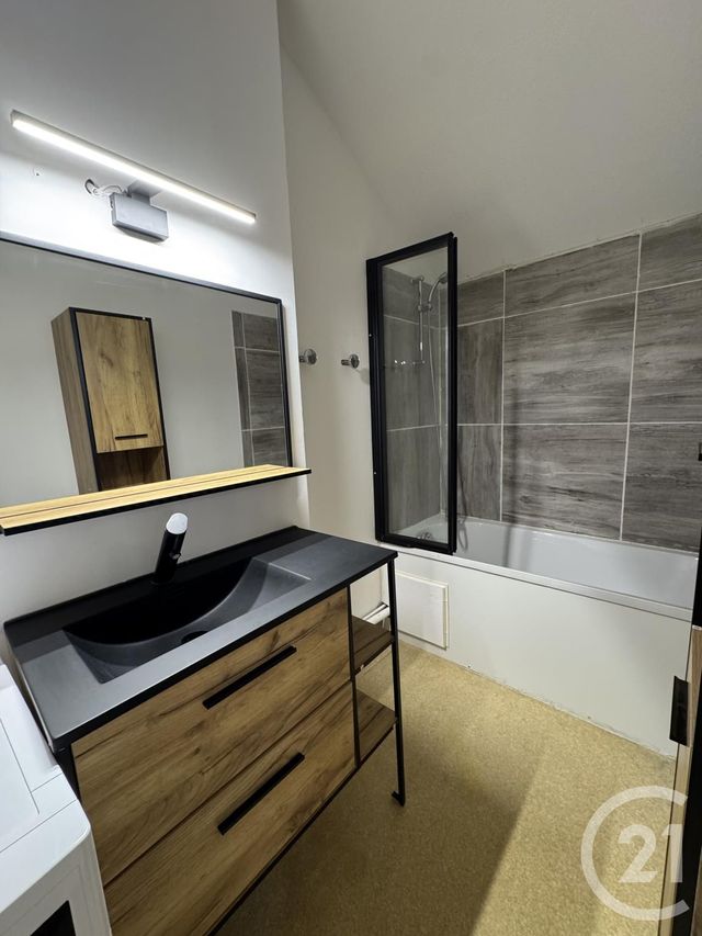 Appartement F1 bis à louer - 2 pièces - 42.8 m2 - MONTLUCON - 03 - AUVERGNE - Century 21 Pasquet Immobilier