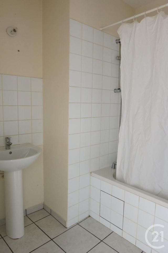 Appartement F3 à louer - 3 pièces - 65.68 m2 - COMMENTRY - 03 - AUVERGNE - Century 21 Pasquet Immobilier